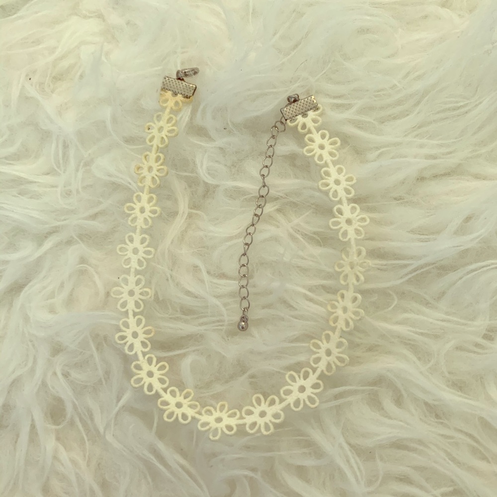 Choker with white flowers design